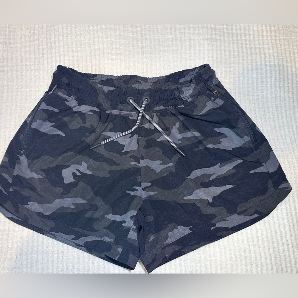 Athleta Girl All Play 3” camo shorts sz XXL (16)
